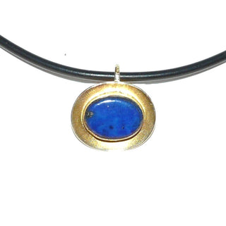 Handgefertigtes Einzelstück, ovaler Lapislazuli-Anhänger, ein königsblauer, flacher Lapislazuli mit feiner goldener Maserung, gefaßt in massiv 750 Gold, eine aufgetiefte, seidenmatte Schale quer an der Schlaufe angebracht-	Handgefertigter Schmuck nur erhältlich bei www.danilogold-shop.de 