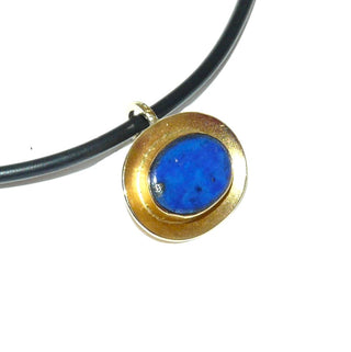 Handgefertigtes Einzelstück, ovaler Lapislazuli-Anhänger, ein königsblauer, flacher Lapislazuli mit feiner goldener Maserung, gefaßt in massiv 750 Gold, eine aufgetiefte, seidenmatte Schale quer an der Schlaufe angebracht-	Handgefertigter Schmuck nur erhältlich bei www.danilogold-shop.de 