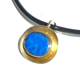Handgefertigtes Einzelstück, ovaler Lapislazuli-Anhänger, ein königsblauer, flacher Lapislazuli mit feiner goldener Maserung, gefaßt in massiv 750 Gold, eine aufgetiefte, seidenmatte Schale quer an der Schlaufe angebracht-	Handgefertigter Schmuck nur erhältlich bei www.danilogold-shop.de 