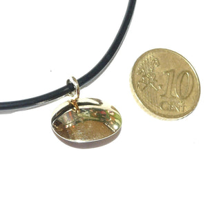 Handgefertigtes Einzelstück, ovaler Lapislazuli-Anhänger, ein königsblauer, flacher Lapislazuli mit feiner goldener Maserung, gefaßt in massiv 750 Gold, eine aufgetiefte, seidenmatte Schale quer an der Schlaufe angebracht-	Handgefertigter Schmuck nur erhältlich bei www.danilogold-shop.de 