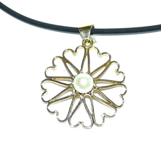 handgearbeitetes Unikat, runder Perlen-Anhänger aus 585 Gold. Lange, offene Herzbögen bilden eine aus Herzen bestehende luftige Rosette, in der Mitte eine weiße Akoja-Perle -	Handgefertigtes Unikat! Nur im Onlineshop von Juwelier & Goldschmiede Danilo!