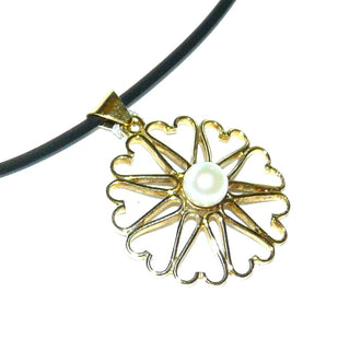 handgearbeitetes Unikat, runder Perlen-Anhänger aus 585 Gold. Lange, offene Herzbögen bilden eine aus Herzen bestehende luftige Rosette, in der Mitte eine weiße Akoja-Perle -	Handgefertigtes Unikat! Nur im Onlineshop von Juwelier & Goldschmiede Danilo!