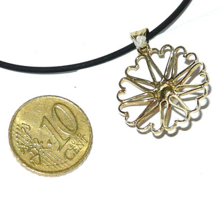 handgearbeitetes Unikat, runder Perlen-Anhänger aus 585 Gold. Lange, offene Herzbögen bilden eine aus Herzen bestehende luftige Rosette, in der Mitte eine weiße Akoja-Perle -	Handgefertigtes Unikat! Nur im Onlineshop von Juwelier & Goldschmiede Danilo!