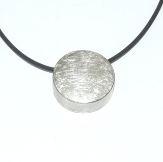 handgefertigtes Einzelstück, Unikat-Button-Anhänger aus massivem 925 Silber eismatt & seidenmatt mit polierten Kanten als Akzent, durchbohrt für Kette, Leder oder Kautschuk, Durchmesser 20 mm. Durch seine klare Form auch sehr schön als Herrenanhänger - Goldschmiede Danilo