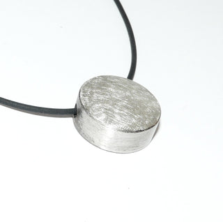 handgefertigtes Einzelstück, Unikat-Button-Anhänger aus massivem 925 Silber eismatt & seidenmatt mit polierten Kanten als Akzent, durchbohrt für Kette, Leder oder Kautschuk, Durchmesser 20 mm. Durch seine klare Form auch sehr schön als Herrenanhänger - Goldschmiede Danilo