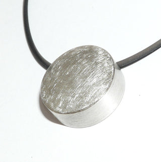 handgefertigtes Einzelstück, Unikat-Button-Anhänger aus massivem 925 Silber eismatt & seidenmatt mit polierten Kanten als Akzent, durchbohrt für Kette, Leder oder Kautschuk, Durchmesser 20 mm. Durch seine klare Form auch sehr schön als Herrenanhänger - Goldschmiede Danilo