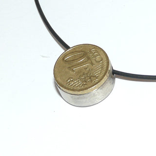 handgefertigtes Einzelstück, Unikat-Button-Anhänger aus massivem 925 Silber eismatt & seidenmatt mit polierten Kanten als Akzent, durchbohrt für Kette, Leder oder Kautschuk, Durchmesser 20 mm. Durch seine klare Form auch sehr schön als Herrenanhänger - Goldschmiede Danilo