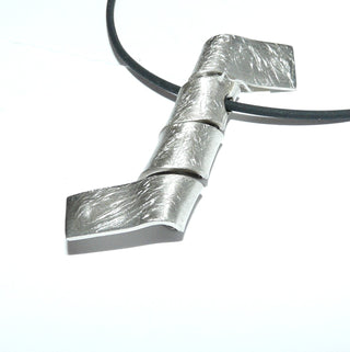 Handgefertigtes Einzelstück, großer, langer Spiral-Anhänger aus massiv 925 Silber mattiert mit polierten Kanten, gewickelt - Goldschmiede Danilo
