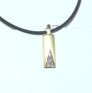 schlichtes Einzelstück, länglicher, zweifarbiger Diamant-Anhänger, ein halbrunder Stab aus massivem 585 Gold, 2 Diamanten von zusammen 0,04 Karat in einem weiß rhodinierten Verschnitt-Dreieck gefaßt, Diamantmatt, feste Öse, durch seine klare Form auch sehr schön als Herrenanhänger -	Nur erhältlich im Onlineshop von Juwelier & Goldschmiede Danilo!