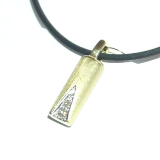 schlichtes Einzelstück, länglicher, zweifarbiger Diamant-Anhänger, ein halbrunder Stab aus massivem 585 Gold, 2 Diamanten von zusammen 0,04 Karat in einem weiß rhodinierten Verschnitt-Dreieck gefaßt, Diamantmatt, feste Öse, durch seine klare Form auch sehr schön als Herrenanhänger -	Nur erhältlich im Onlineshop von Juwelier & Goldschmiede Danilo!