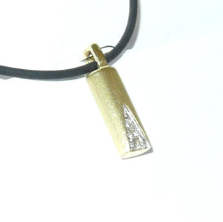 schlichtes Einzelstück, länglicher, zweifarbiger Diamant-Anhänger, ein halbrunder Stab aus massivem 585 Gold, 2 Diamanten von zusammen 0,04 Karat in einem weiß rhodinierten Verschnitt-Dreieck gefaßt, Diamantmatt, feste Öse, durch seine klare Form auch sehr schön als Herrenanhänger -	Nur erhältlich im Onlineshop von Juwelier & Goldschmiede Danilo!