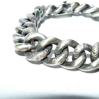 Einzelstück, Herrenarmband, Vintage-Armband, Kastenschloß mit Sicherheitskette, teilweise Gravur als Zierelement auf den teilmassiven Panzergliedern, 835 Silber geschwärzt / in den Tiefen oxidiert, mattiert, Gesamtlänge 20,3 cm, um 1940 -	Vintage-Schmuck nur im Onlineshop von danilogold!