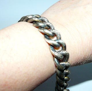 Einzelstück, Herrenarmband, Vintage-Armband, Kastenschloß mit Sicherheitskette, teilweise Gravur als Zierelement auf den teilmassiven Panzergliedern, 835 Silber geschwärzt / in den Tiefen oxidiert, mattiert, Gesamtlänge 20,3 cm, um 1940 -	Vintage-Schmuck nur im Onlineshop von danilogold!