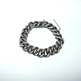 Einzelstück, Herrenarmband, Vintage-Armband, Kastenschloß mit Sicherheitskette, teilweise Gravur als Zierelement auf den teilmassiven Panzergliedern, 835 Silber geschwärzt / in den Tiefen oxidiert, mattiert, Gesamtlänge 20,3 cm, um 1940 -	Vintage-Schmuck nur im Onlineshop von danilogold!