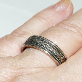 Einzelstück, Herrenring, Trauring, Ring "Fuchsschwanz" aus 925 Silber, massiv, gleichlaufend mit tief eingearbeitetem Muster, in den Tiefen geschwärzt + poliert, Ringweite 64,5 -	
Unikate und Pretiosen nur erhältlich im Onlineshop der Goldschmiede Danilo!
