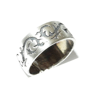Einzelstück, Herrenring, Trauring, breiter flacher Ring aus 925 Silber "Keltische Ranken", in den Tiefen geschwärzt, seidenmatt, + massiv, Ringweite 68,5 -	
Nur erhältlich im Onlineshop von Juwelier & Goldschmiede Danilo!
