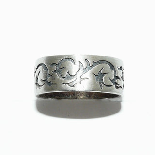 Einzelstück, Herrenring, Trauring, breiter flacher Ring aus 925 Silber "Keltische Ranken", in den Tiefen geschwärzt, seidenmatt, + massiv, Ringweite 68,5 -	
Nur erhältlich im Onlineshop von Juwelier & Goldschmiede Danilo!
