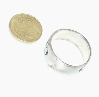 Einzelstück, Herrenring, Trauring, breiter flacher Ring aus 925 Silber "Keltische Ranken", in den Tiefen geschwärzt, seidenmatt, + massiv, Ringweite 68,5 -	
Nur erhältlich im Onlineshop von Juwelier & Goldschmiede Danilo!
