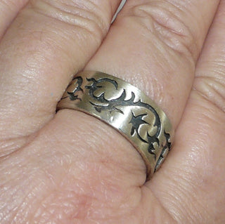 Einzelstück, Herrenring, Trauring, breiter flacher Ring aus 925 Silber "Keltische Ranken", in den Tiefen geschwärzt, seidenmatt, + massiv, Ringweite 68,5 -	
Nur erhältlich im Onlineshop von Juwelier & Goldschmiede Danilo!
