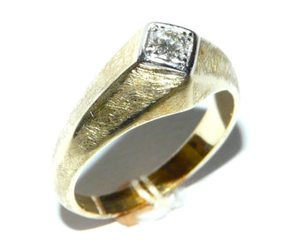 Handgefertigtes massives Einzelstück, Antragsring, Verlobungsring, Bandring-Art, Solitär-Brillantring aus 585 Gold zweifarbig gearbeitet, mit einem funkelnden Brillant von ca. 0,20 Karat Tw/si, eingefaßt im Pavé in einem Quadrat aus Weißgold, eismattiert mit polierten Akzent-Kanten, auch als Herrenring geeignet, Ringweite 57, um 1950  - Vintage-Schmuck nur im Onlineshop von danilogold!