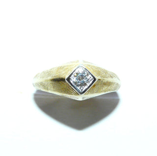 Handgefertigtes massives Einzelstück, Antragsring, Verlobungsring, Bandring-Art, Solitär-Brillantring aus 585 Gold zweifarbig gearbeitet, mit einem funkelnden Brillant von ca. 0,20 Karat Tw/si, eingefaßt im Pavé in einem Quadrat aus Weißgold, eismattiert mit polierten Akzent-Kanten, auch als Herrenring geeignet, Ringweite 57, um 1950  - Vintage-Schmuck nur im Onlineshop von danilogold!