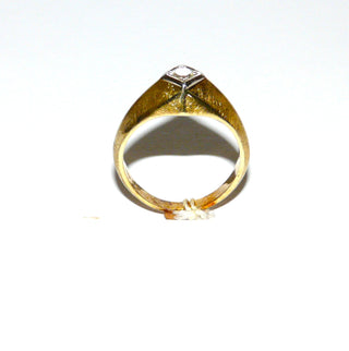 Handgefertigtes massives Einzelstück, Antragsring, Verlobungsring, Bandring-Art, Solitär-Brillantring aus 585 Gold zweifarbig gearbeitet, mit einem funkelnden Brillant von ca. 0,20 Karat Tw/si, eingefaßt im Pavé in einem Quadrat aus Weißgold, eismattiert mit polierten Akzent-Kanten, auch als Herrenring geeignet, Ringweite 57, um 1950  - Vintage-Schmuck nur im Onlineshop von danilogold!