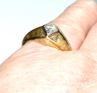 Handgefertigtes massives Einzelstück, Antragsring, Verlobungsring, Bandring-Art, Solitär-Brillantring aus 585 Gold zweifarbig gearbeitet, mit einem funkelnden Brillant von ca. 0,20 Karat Tw/si, eingefaßt im Pavé in einem Quadrat aus Weißgold, eismattiert mit polierten Akzent-Kanten, auch als Herrenring geeignet, Ringweite 57, um 1950  - Vintage-Schmuck nur im Onlineshop von danilogold!