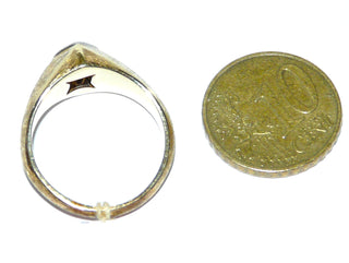 Handgefertigtes massives Einzelstück, Antragsring, Verlobungsring, Bandring-Art, Solitär-Brillantring aus 585 Gold zweifarbig gearbeitet, mit einem funkelnden Brillant von ca. 0,20 Karat Tw/si, eingefaßt im Pavé in einem Quadrat aus Weißgold, eismattiert mit polierten Akzent-Kanten, auch als Herrenring geeignet, Ringweite 57, um 1950  - Vintage-Schmuck nur im Onlineshop von danilogold!