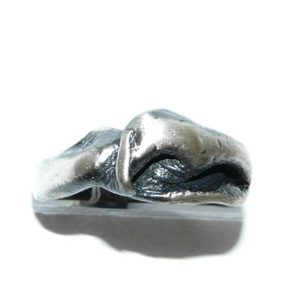 Unikat-Ring, skandinavisches Design, Herrenring" Gipfel" aus 925 Silber, asymmetrische zerklüftete Struktur, seidenmatt, in den Tiefen geschwärzt, Ringweite 62. Dazu paßt Collier Nord 0007. -	Nur erhältlich im Onlineshop von Juwelier & Goldschmiede Danilo!
