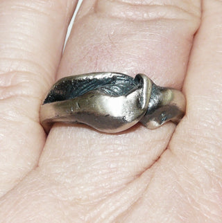 Unikat-Ring, skandinavisches Design, Herrenring" Gipfel" aus 925 Silber, asymmetrische zerklüftete Struktur, seidenmatt, in den Tiefen geschwärzt, Ringweite 62. Dazu paßt Collier Nord 0007. -	Nur erhältlich im Onlineshop von Juwelier & Goldschmiede Danilo!