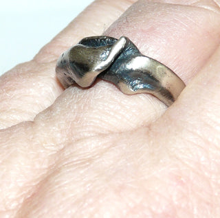 Unikat-Ring, skandinavisches Design, Herrenring" Gipfel" aus 925 Silber, asymmetrische zerklüftete Struktur, seidenmatt, in den Tiefen geschwärzt, Ringweite 62. Dazu paßt Collier Nord 0007. -	Nur erhältlich im Onlineshop von Juwelier & Goldschmiede Danilo!