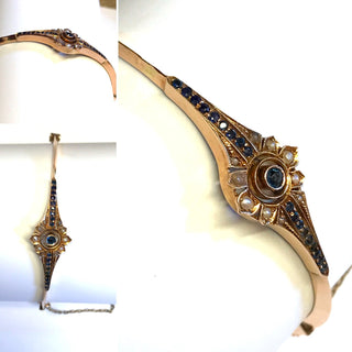 antike Handarbeit, zarter Armreif mit Kastenschloß + Sicherheitskette, 19 Saphire + 6 Halbperlen, oval, montiert, 585 Roségold, Tragespuren besonders im unteren Teil des Reifs, ca. 5,7 cm x 4,5 cm Innenmaß, Belle Epoque um 1900 - Goldschmiede Danilo!
