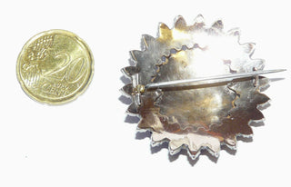 Einzelstück, alte Arbeit, Handarbeit ca. um 1900, Granat-Brosche aus Tombak in 2 Etagen aufgebaut, Granat-Farbe "Böhmischer Granat", strahlenförmige Rosette, Durchmesser ca. 42 mm -	Nur erhältlich bei www.danilogold-shop.de