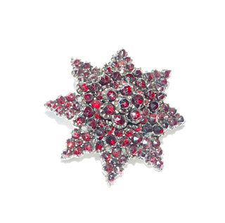 antikes Einzelstück, Vintage-Granat-Brosche aus Tombak "Granat-Stern", runde Granate in schöner Ideal-Farbe im Rosenschliff, in 3 Etagen als Stern gearbeitet, mit Hakensicherung, Handarbeit Historismus um 1870 -	Handgefertigter Schmuck nur erhältlich bei www.danilogold-shop.de 