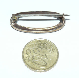 Einzelstück, antike Vintage-Granat-Brosche aus Tombak mit facettierten quadratischen und trapezförmigen (1 Stück ersetzt) Böhmischen Granaten in schöner Farbe im Rosenschliff foliert, als offenes Oval mit Millesgriffes-Rand gearbeitet, Hakensicherung, Historismus 1870-1890 - Unikate und Pretiosen nur erhältlich im Onlineshop der Goldschmiede Danilo!