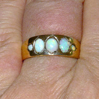 schlichtes Einzelstück, Vintage-Ring in Bandringform mit 3 großen und 2 kleinen grün schillernden, australischen Jelly-Opalen, rund und oval, in 333 Roségold mit Körnern / Spänen eingelassen gefaßt, poliert, Ringweite 58, Historismus um 1900
