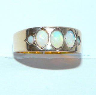 schlichtes Einzelstück, Vintage-Ring in Bandringform mit 3 großen und 2 kleinen grün schillernden, australischen Jelly-Opalen, rund und oval, in 333 Roségold mit Körnern / Spänen eingelassen gefaßt, poliert, Ringweite 58, Historismus um 1900