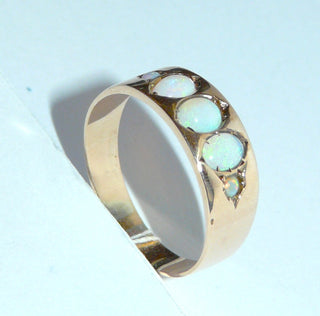 schlichtes Einzelstück, Vintage-Ring in Bandringform mit 3 großen und 2 kleinen grün schillernden, australischen Jelly-Opalen, rund und oval, in 333 Roségold mit Körnern / Spänen eingelassen gefaßt, poliert, Ringweite 58, Historismus um 1900