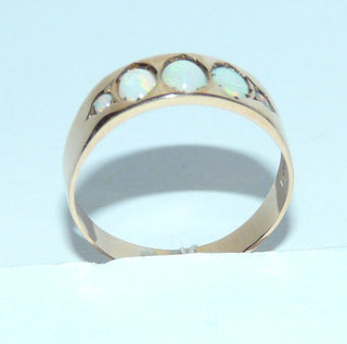schlichtes Einzelstück, Vintage-Ring in Bandringform mit 3 großen und 2 kleinen grün schillernden, australischen Jelly-Opalen, rund und oval, in 333 Roségold mit Körnern / Spänen eingelassen gefaßt, poliert, Ringweite 58, Historismus um 1900