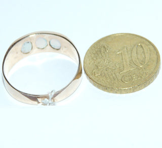 schlichtes Einzelstück, Vintage-Ring in Bandringform mit 3 großen und 2 kleinen grün schillernden, australischen Jelly-Opalen, rund und oval, in 333 Roségold mit Körnern / Spänen eingelassen gefaßt, poliert, Ringweite 58, Historismus um 1900
