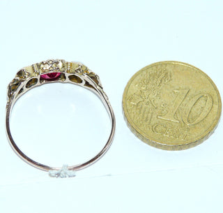 Einzelstück, Vintage-Ring mit 2 grün schillernden, australischen Jelly-Opalen + einer (typisch für die Zeit) ovalen Rubin-Replik, eingefaßt in 585 Roségold, filigran ausgearbeitete Fassungen, poliert, Ringweite 61, Historismus um 1900