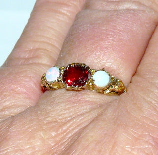Einzelstück, Vintage-Ring mit 2 grün schillernden, australischen Jelly-Opalen + einer (typisch für die Zeit) ovalen Rubin-Replik, eingefaßt in 585 Roségold, filigran ausgearbeitete Fassungen, poliert, Ringweite 61, Historismus um 1900