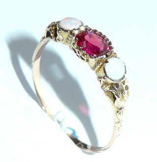 Einzelstück, Vintage-Ring mit 2 grün schillernden, australischen Jelly-Opalen + einer (typisch für die Zeit) ovalen Rubin-Replik, eingefaßt in 585 Roségold, filigran ausgearbeitete Fassungen, poliert, Ringweite 61, Historismus um 1900