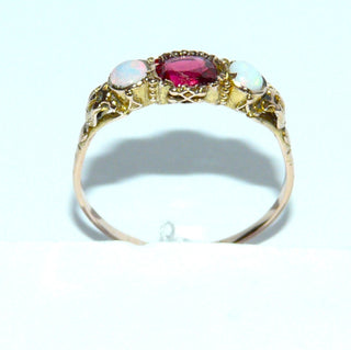 Einzelstück, Vintage-Ring mit 2 grün schillernden, australischen Jelly-Opalen + einer (typisch für die Zeit) ovalen Rubin-Replik, eingefaßt in 585 Roségold, filigran ausgearbeitete Fassungen, poliert, Ringweite 61, Historismus um 1900