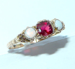 Einzelstück, Vintage-Ring mit 2 grün schillernden, australischen Jelly-Opalen + einer (typisch für die Zeit) ovalen Rubin-Replik, eingefaßt in 585 Roségold, filigran ausgearbeitete Fassungen, poliert, Ringweite 61, Historismus um 1900