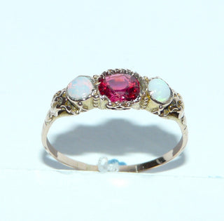 Einzelstück, Vintage-Ring mit 2 grün schillernden, australischen Jelly-Opalen + einer (typisch für die Zeit) ovalen Rubin-Replik, eingefaßt in 585 Roségold, filigran ausgearbeitete Fassungen, poliert, Ringweite 61, Historismus um 1900
