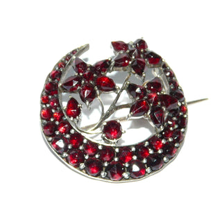 Einzelstück, Boho-Honeymoon-Brosche, Vintage-Granat-Brosche "Mondblumen" aus Tombak mit runden + tropfenförmigen Böhmischen Granaten in schöner Farbe im Rosenschliff als Mond gearbeitet mit einem 3-Blüten-Bouquet, Hakensicherung, Gründerzeit um 1880. -	Vintage-Schmuck nur im Onlineshop von danilogold!