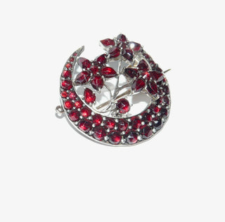 Einzelstück, Boho-Honeymoon-Brosche, Vintage-Granat-Brosche "Mondblumen" aus Tombak mit runden + tropfenförmigen Böhmischen Granaten in schöner Farbe im Rosenschliff als Mond gearbeitet mit einem 3-Blüten-Bouquet, Hakensicherung, Gründerzeit um 1880. -	Vintage-Schmuck nur im Onlineshop von danilogold!