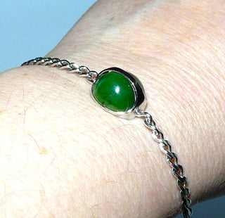 Einzelstück, Vintage Jade-Armband aus 835 Silber, kegelförmiger Jade-Cabochon, Gesamtlänge 18 cm, Federringverschluß, 1960-er Jahre -	Nur erhältlich im Onlineshop von Juwelier & Goldschmiede Danilo!