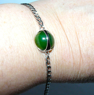 Einzelstück, Vintage Jade-Armband aus 835 Silber, kegelförmiger Jade-Cabochon, Gesamtlänge 18 cm, Federringverschluß, 1960-er Jahre -	Nur erhältlich im Onlineshop von Juwelier & Goldschmiede Danilo!
